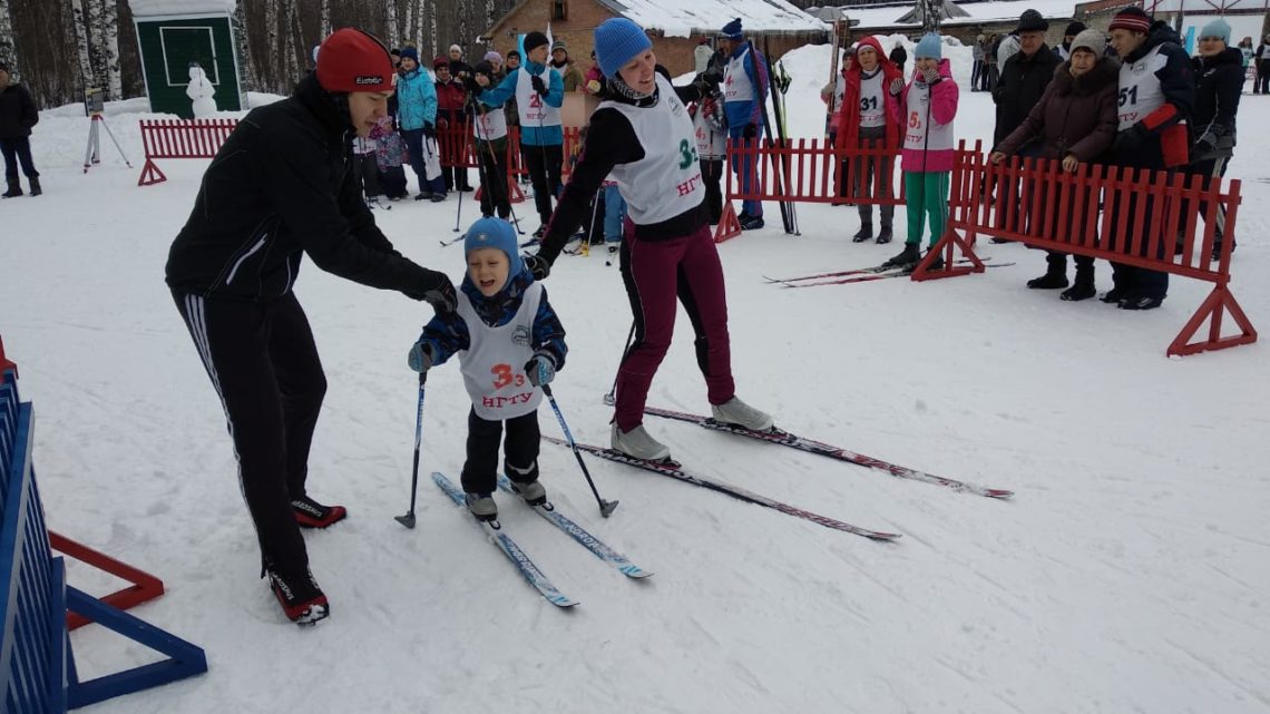 На лыжной базе НГТУ состоялись лыжные соревнования “Папа, мама и я – спортивная семья”